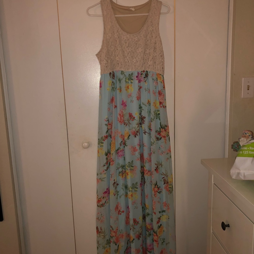Beautiful summer maternity dress, worn once.